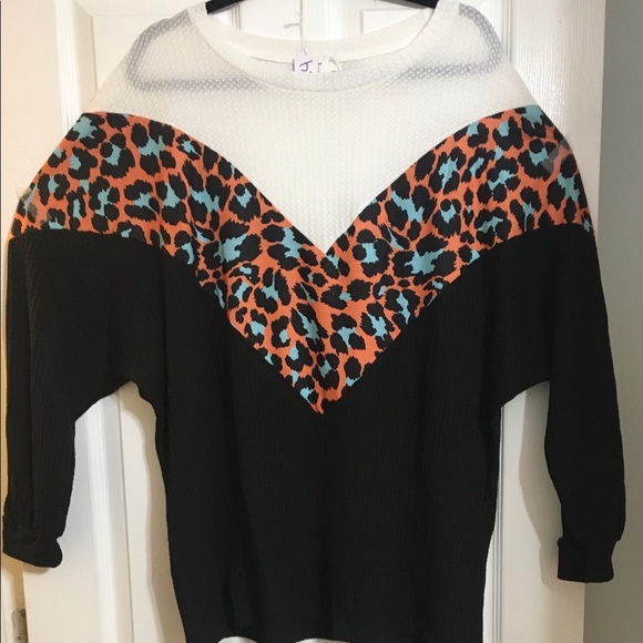 2XL. NWT. Sweatshirt. Item #24 - Picture 2 of 4